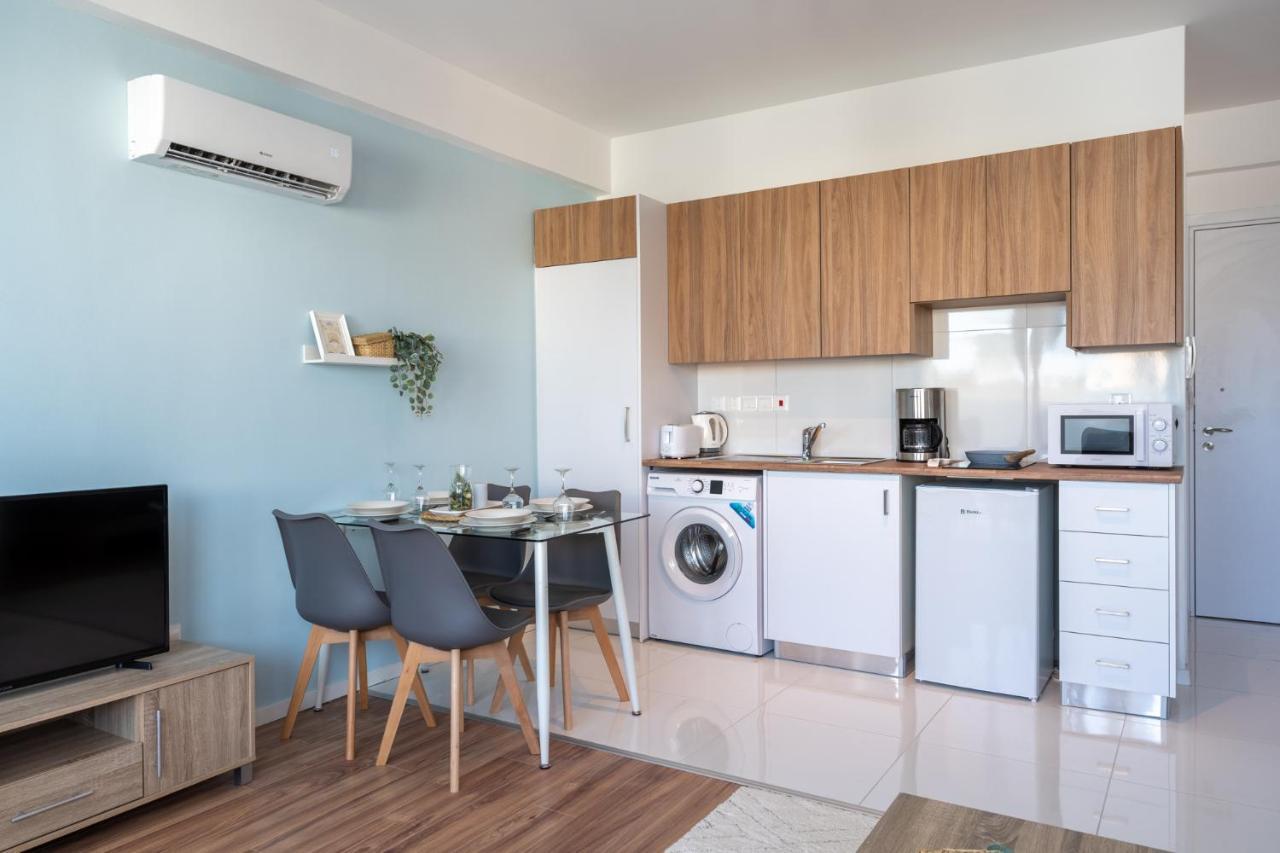 Livia Studio Apartment In Larnaca Bagian luar foto