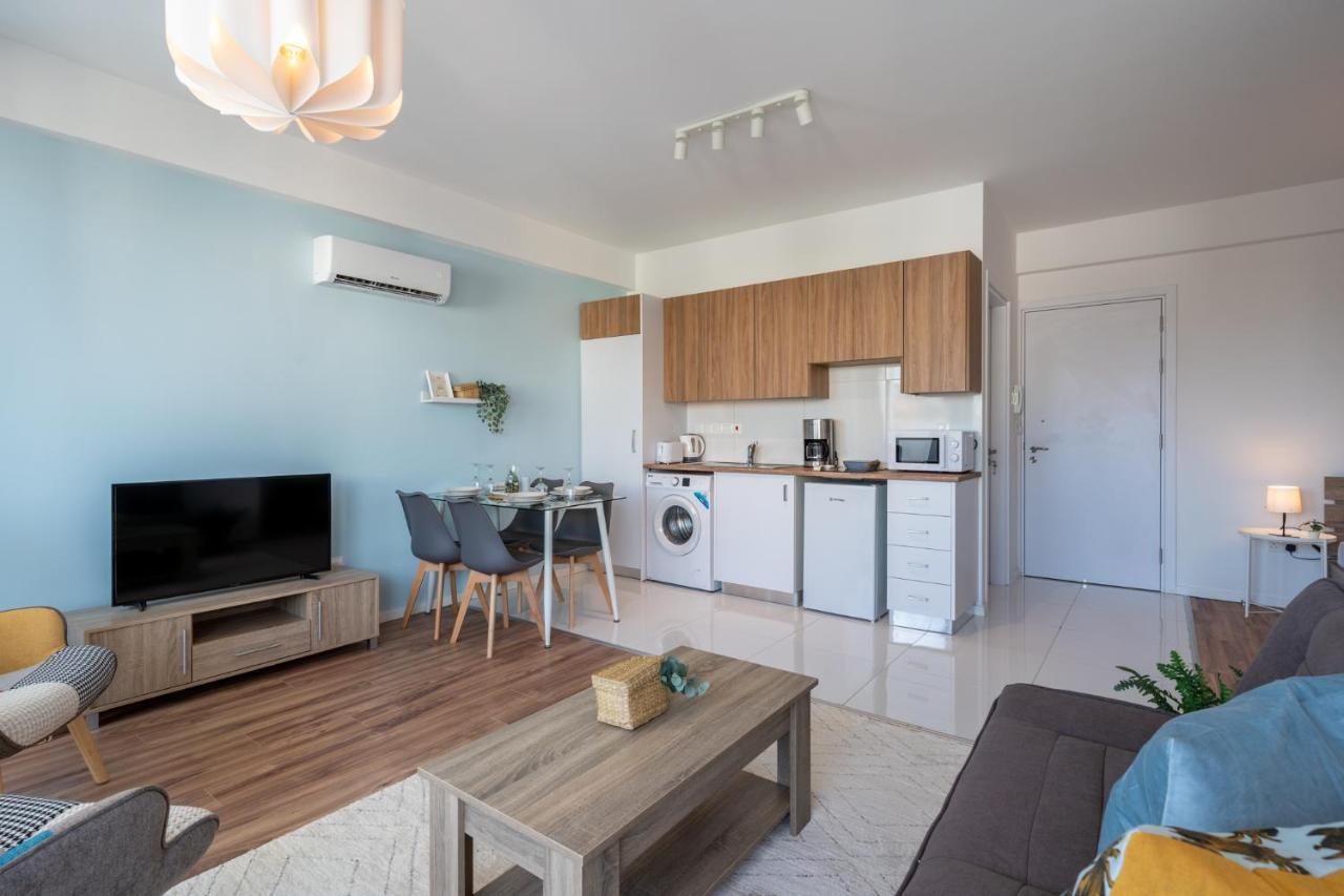 Livia Studio Apartment In Larnaca Bagian luar foto