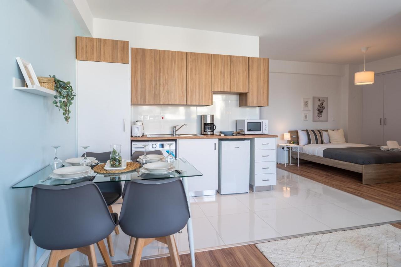 Livia Studio Apartment In Larnaca Bagian luar foto