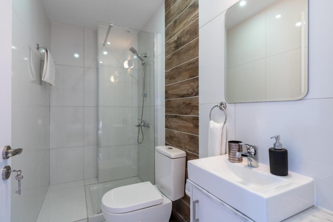 Livia Studio Apartment In Larnaca Bagian luar foto