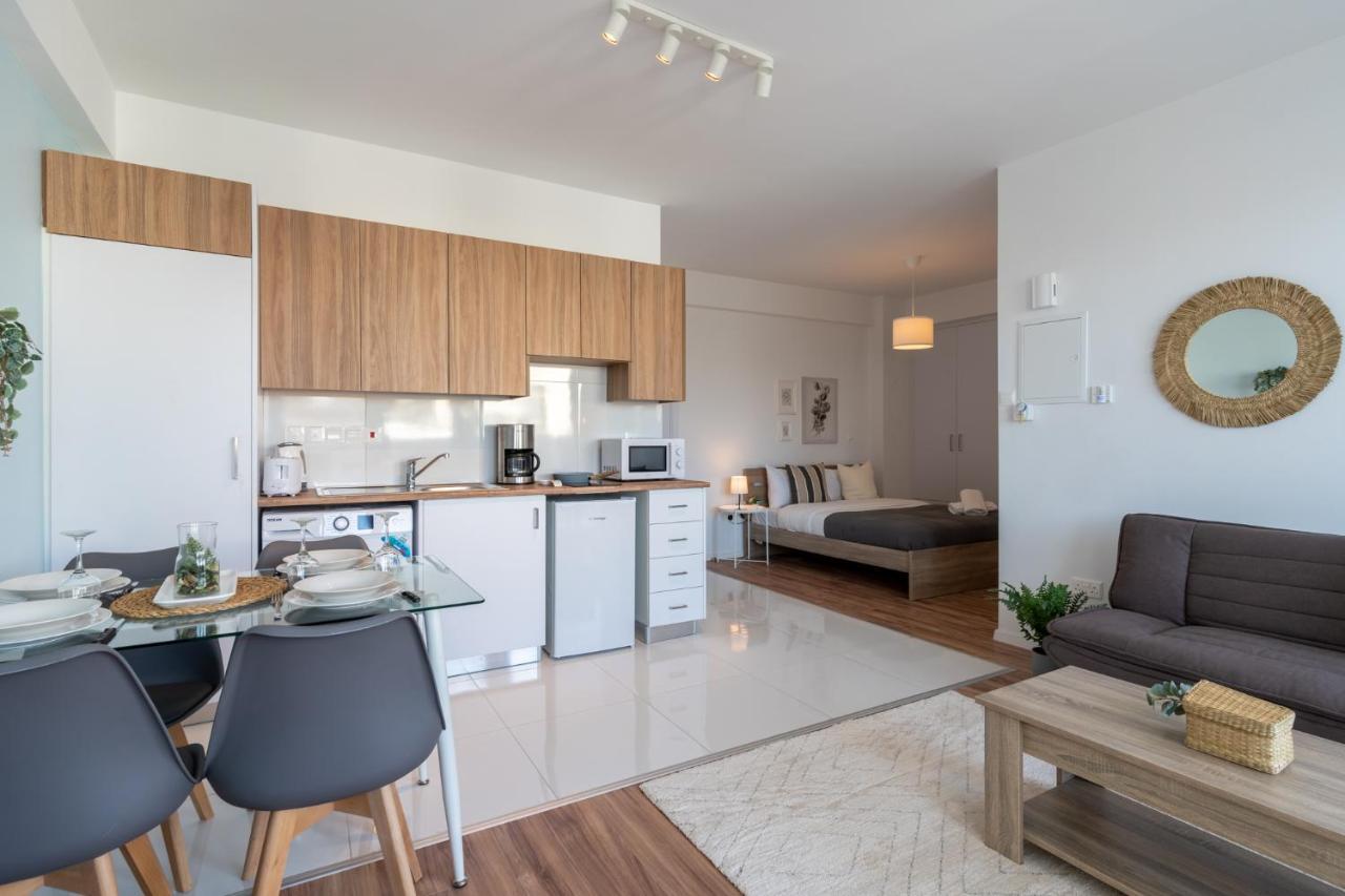 Livia Studio Apartment In Larnaca Bagian luar foto